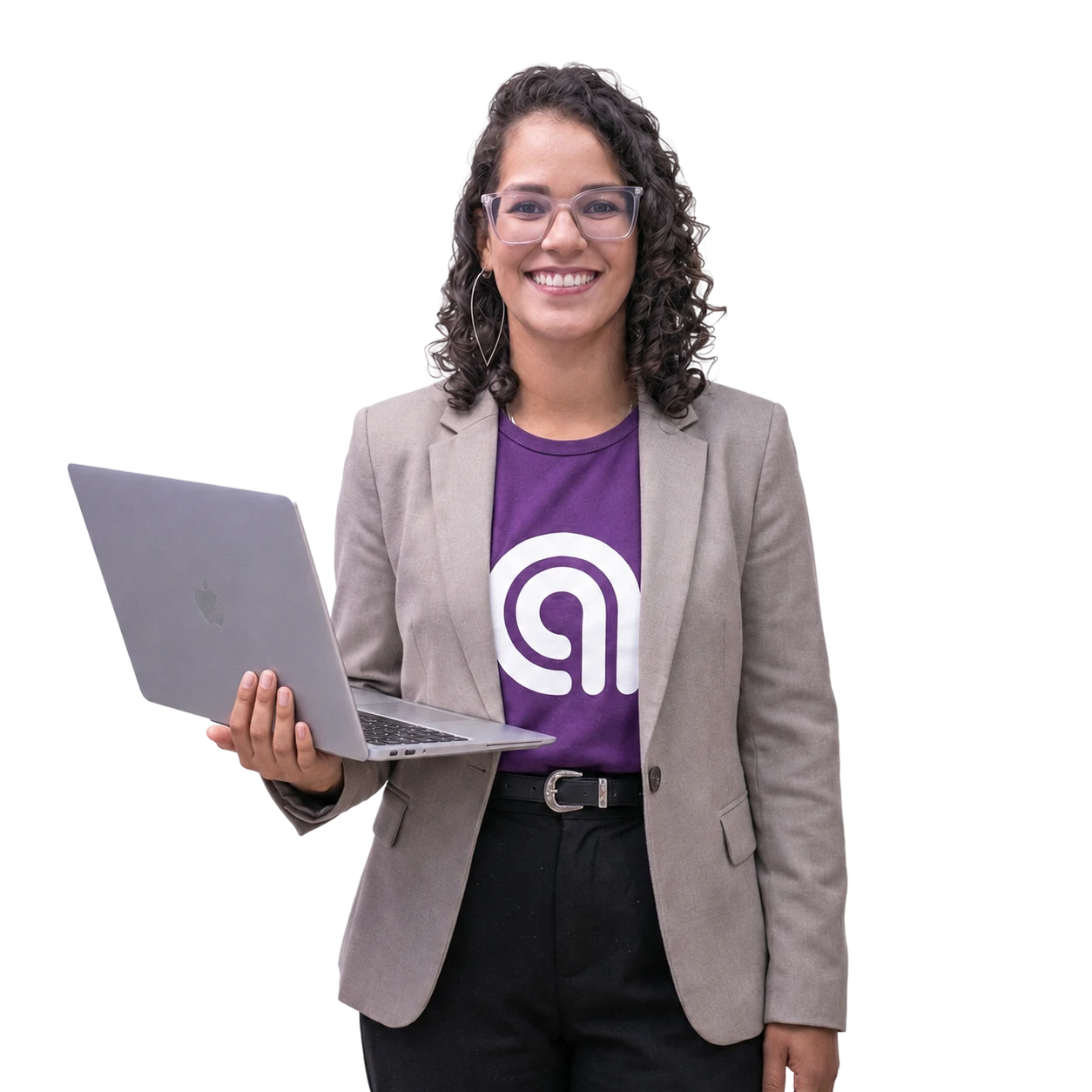 Especialista da Agilize com notebook, pronta para ajudar você a entender a Reforma Tributária