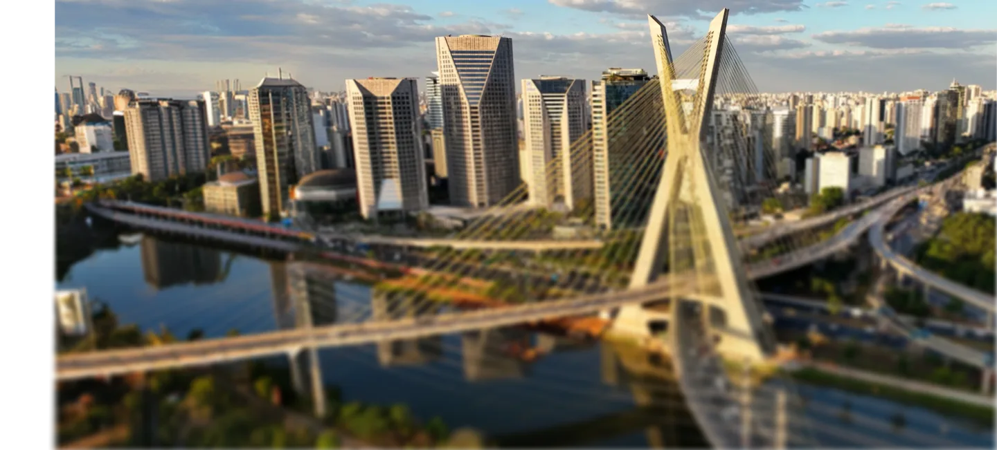 Skyline de São Paulo, com a Ponte Estaiada Octávio Frias de Oliveira