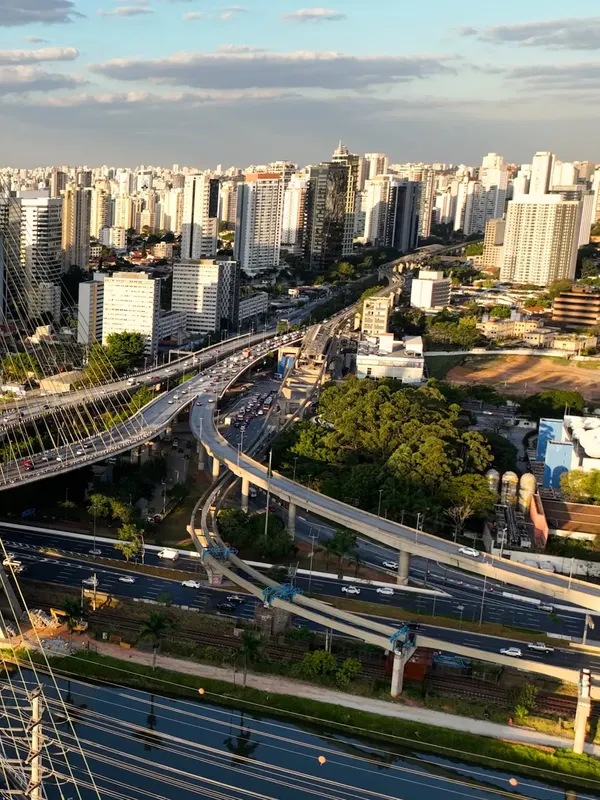 Skyline de São Paulo, com a Ponte Estaiada Octávio Frias de Oliveira