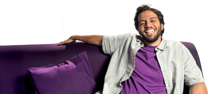 Ator no sofá