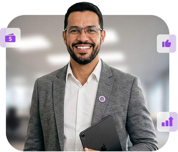 homem latino sorrindo e segurando tablet
