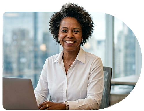 imagem de uma mulher afro brasileira em um escritorio